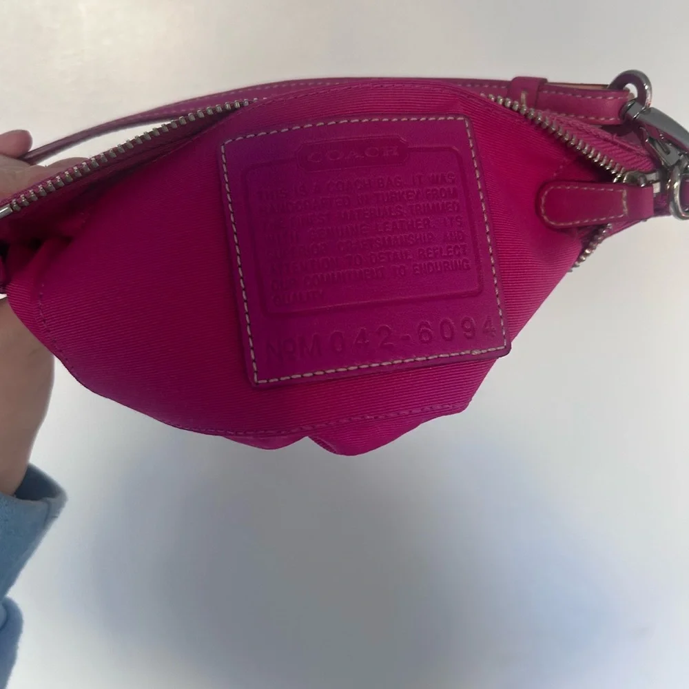 6094 Y2K Coach Signature Hot Pink Demi SoHo Shoulder Baguette - Picture 4 of 4